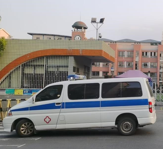 富文镇救护车出租护送骨折病人一公里多少钱